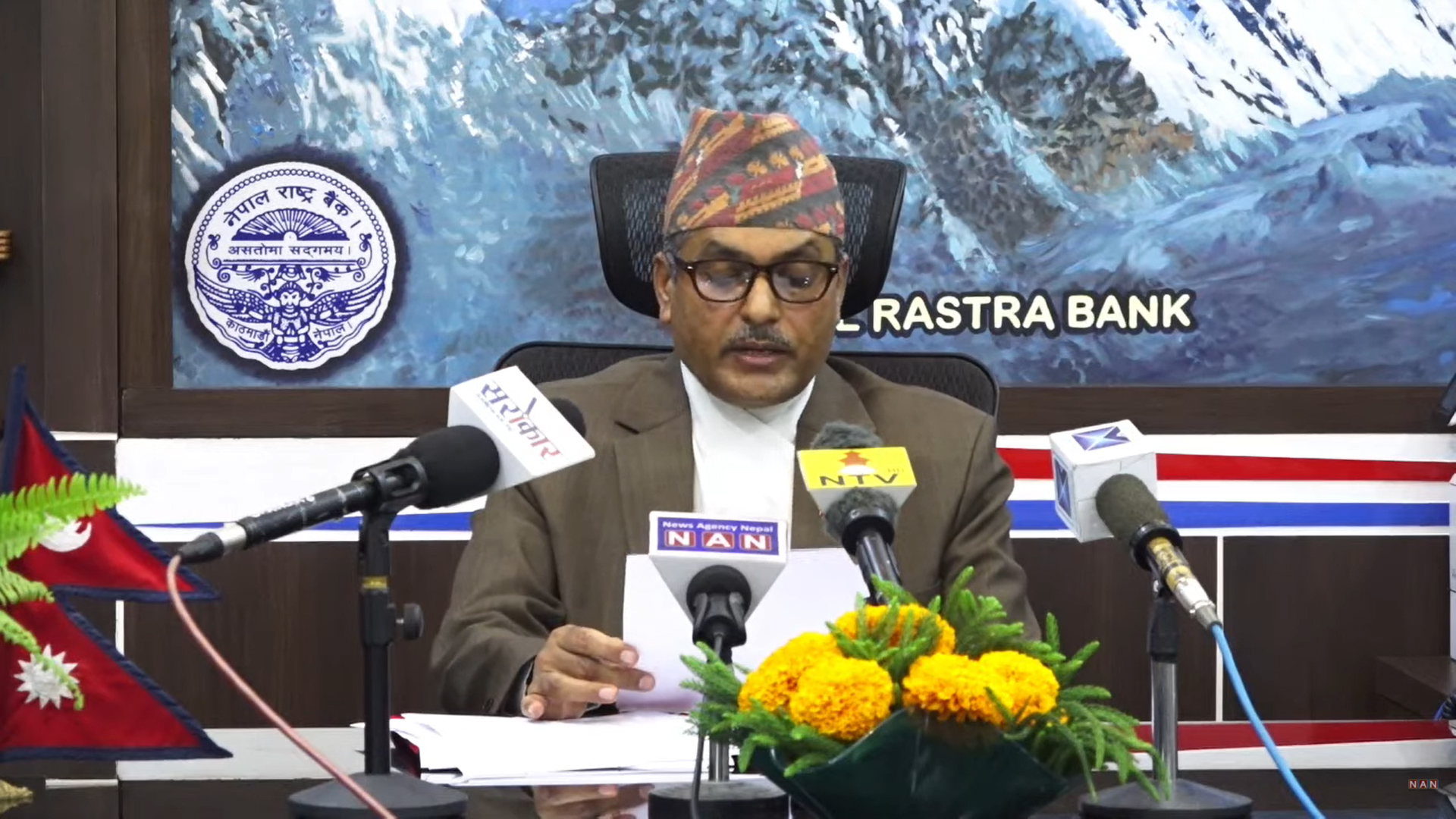 नेपाल राष्ट्र बैंकका गभर्नर महाप्रसाद अधिकारी